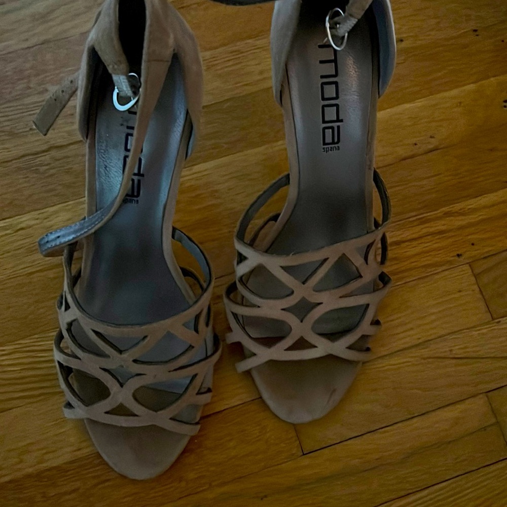 Suede sandals in very good condition.